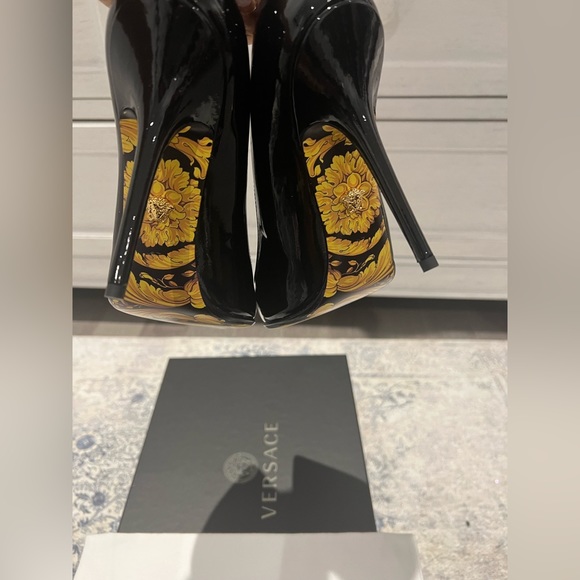 Versace Decollete 110 
BRAND NEW - Picture 3 of 4